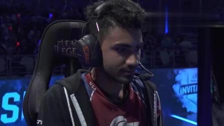 资讯两人往壕沟里一蹲，等着快递员来送货了